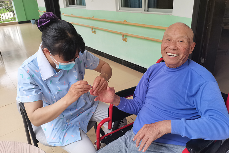 护理人员给老人做日常护理。钟山县民政局供图